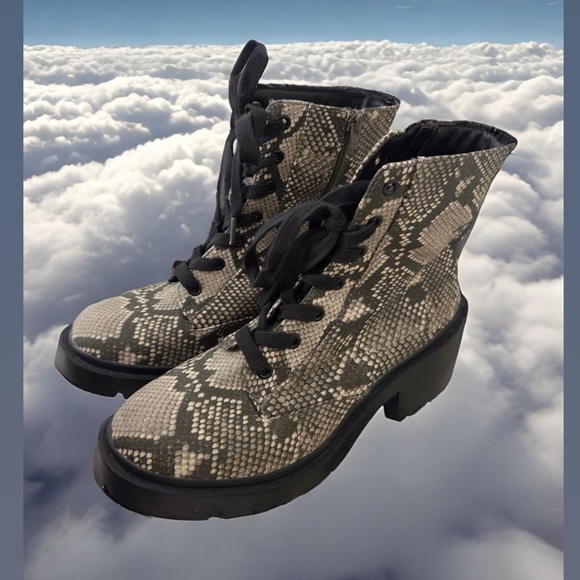 Universal Thread Boots - Picture 3 of 3